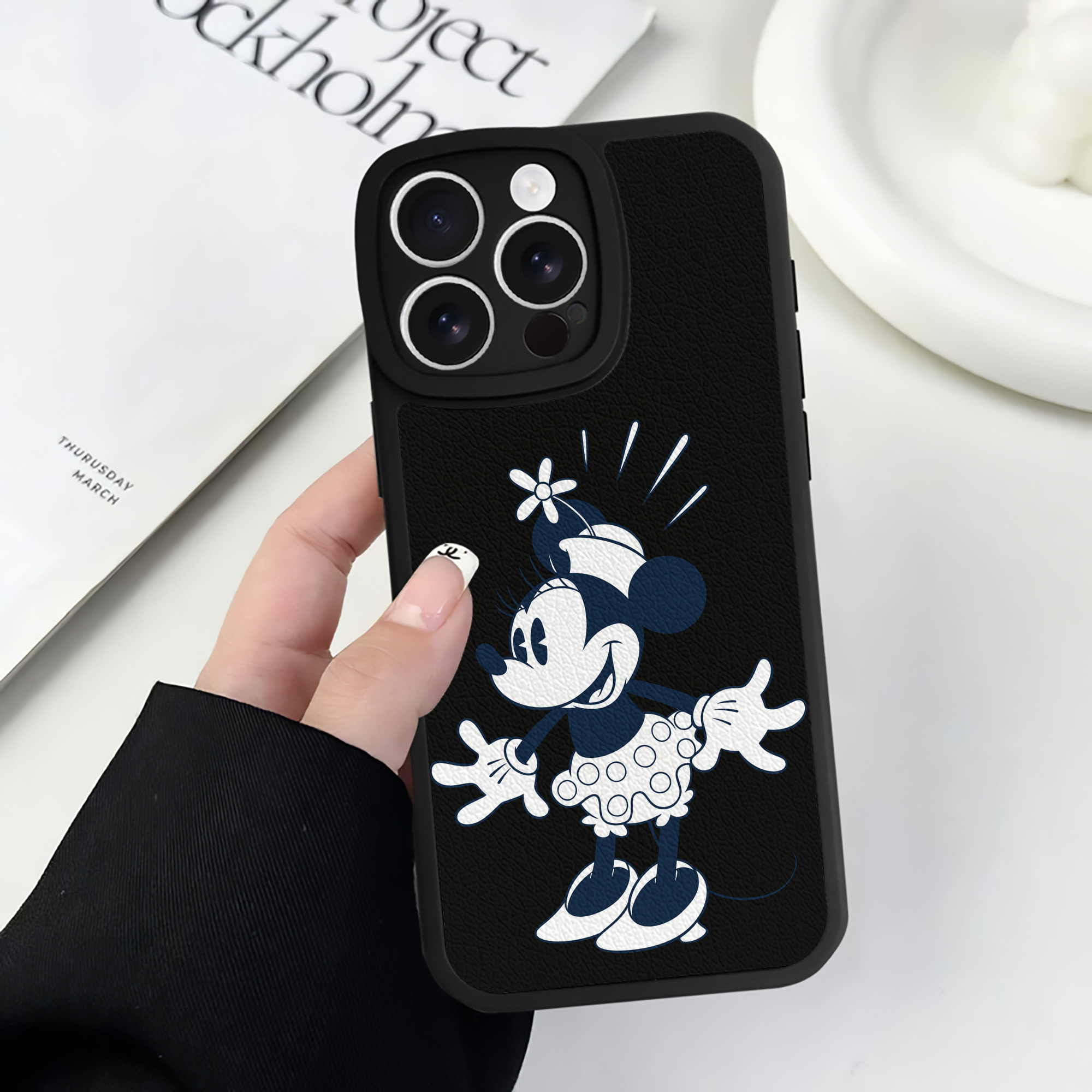 （画像用） ミッキーマウス Mickey Mouse 【iPhone 16シリーズ対応】シリコンスマホケース（レザー調） 材質：シリコン